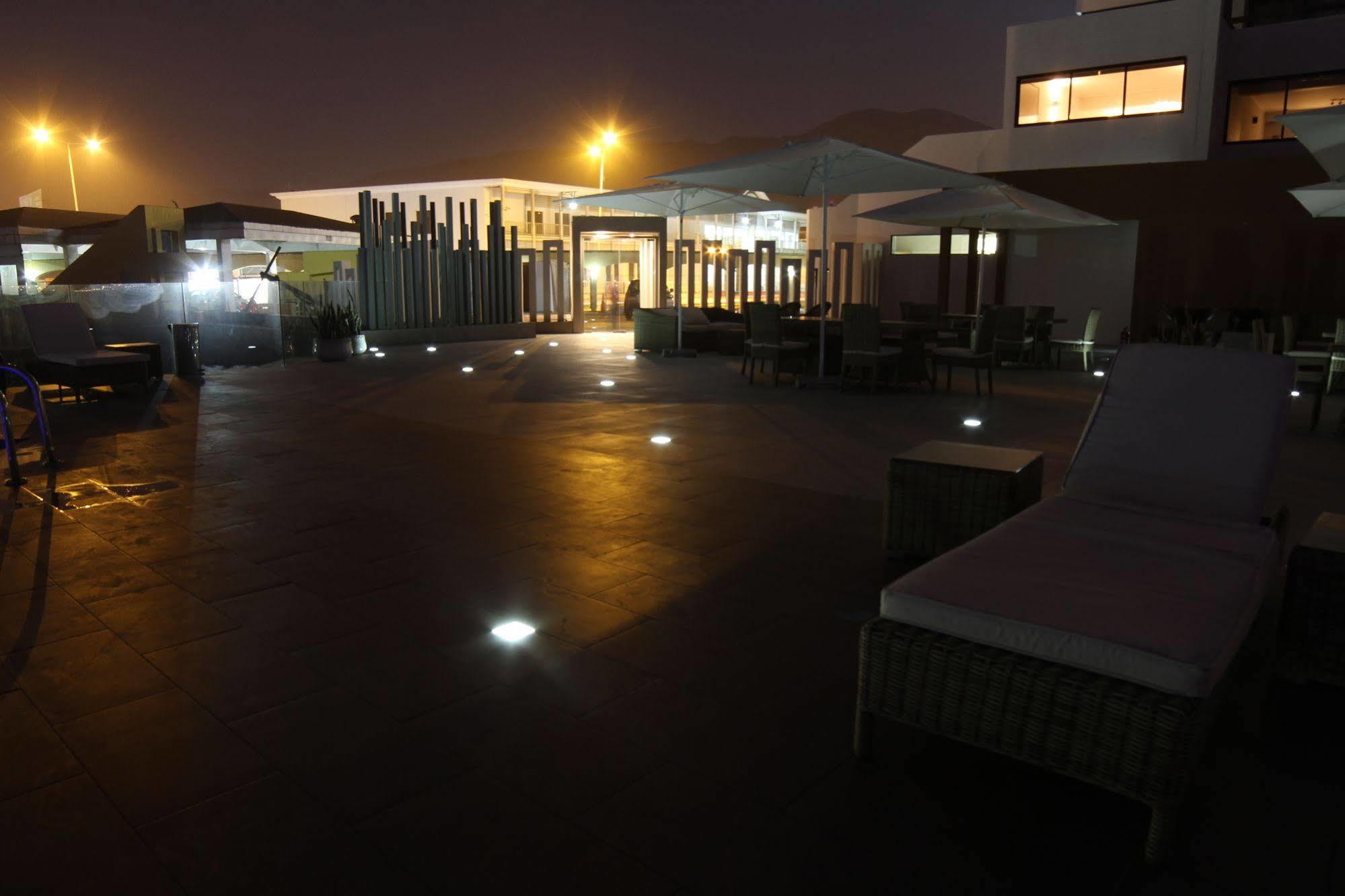 Hotel Gavina Costa Mar Iquique Esterno foto The hotel's pool area at night